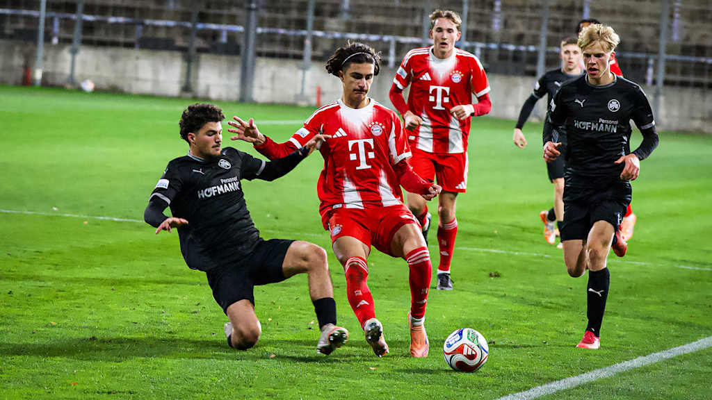 Adin Ličina im Zweikampf während des Heimspiels der FC Bayern Amateure in der Regionalliga Bayern gegen den FV Illertis-sen