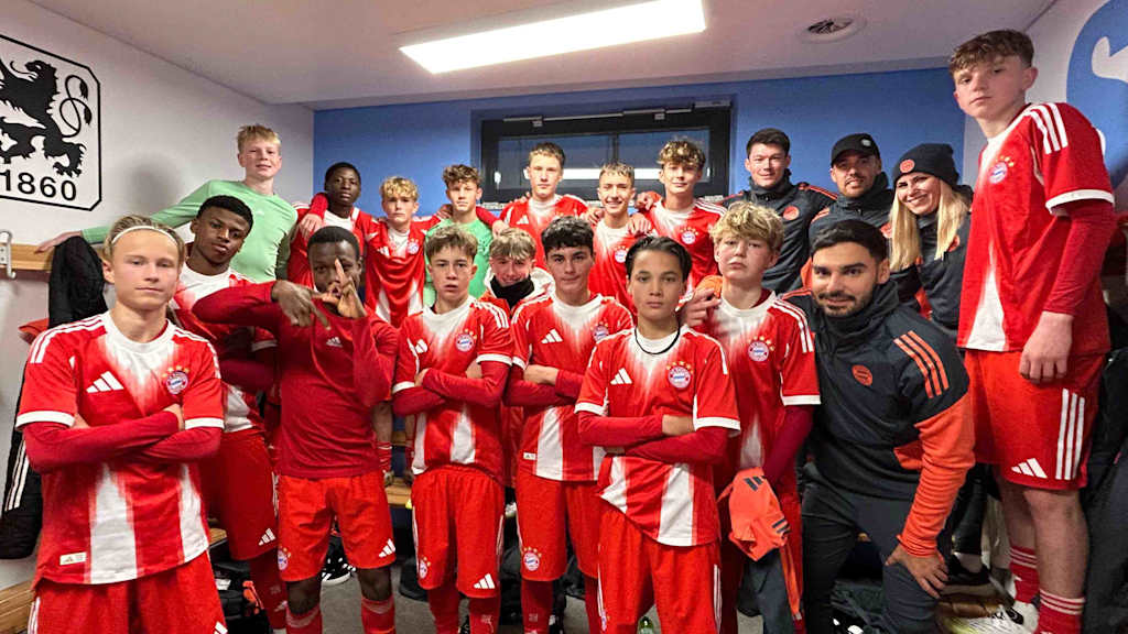 Die U15 des FC Bayern nach dem Sieg gegen den TSV 1860 München