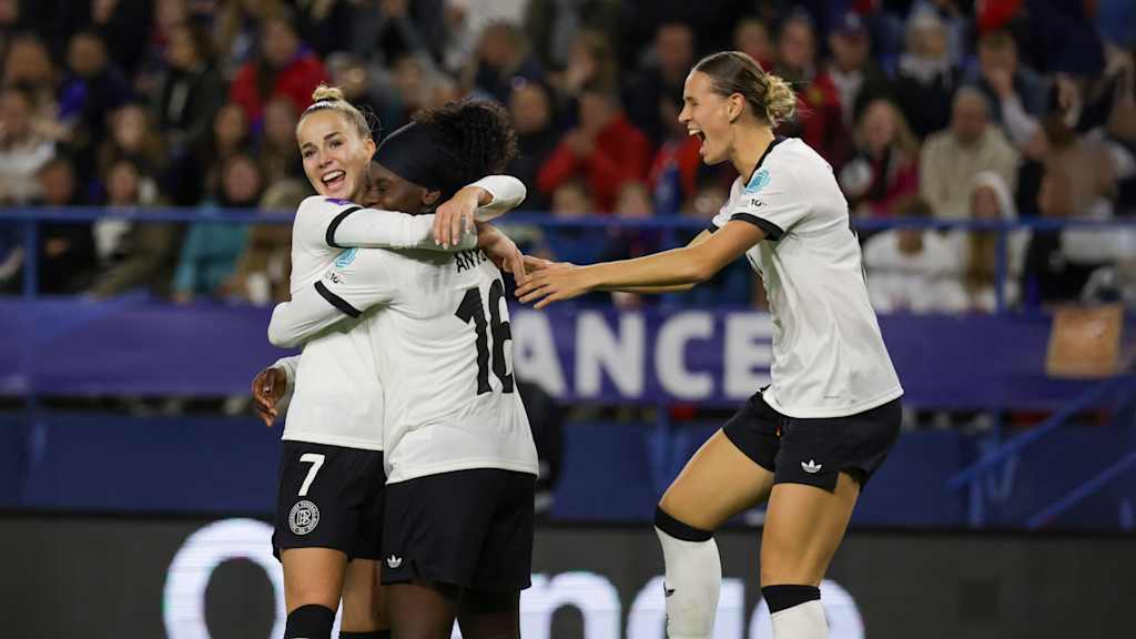 Giulia Gwinn umarmt Nicole Anyomi, Klara Bühl jubelt mit.