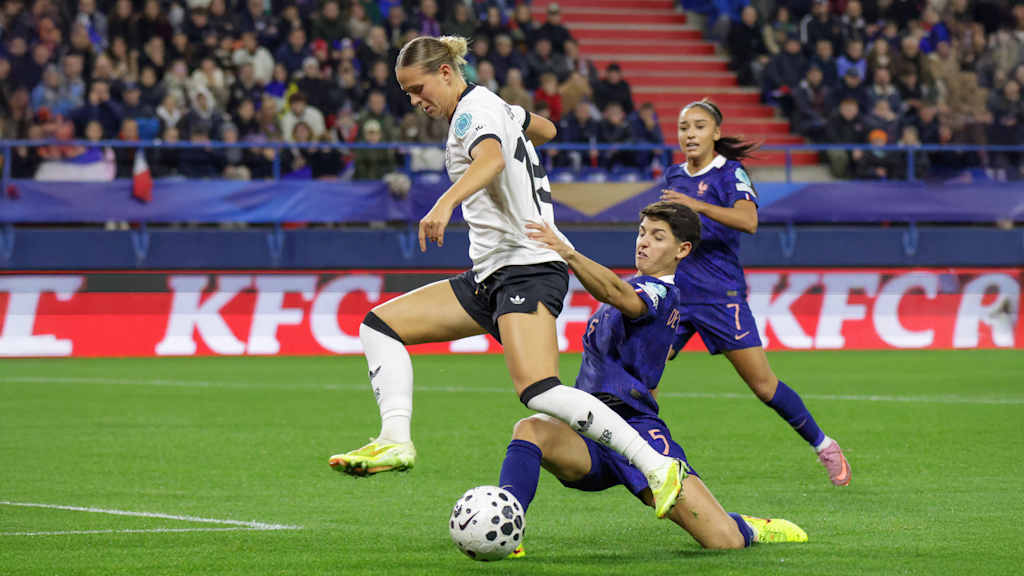 Klara Bühl im Zweikampf mit Frankreichs Almeida.