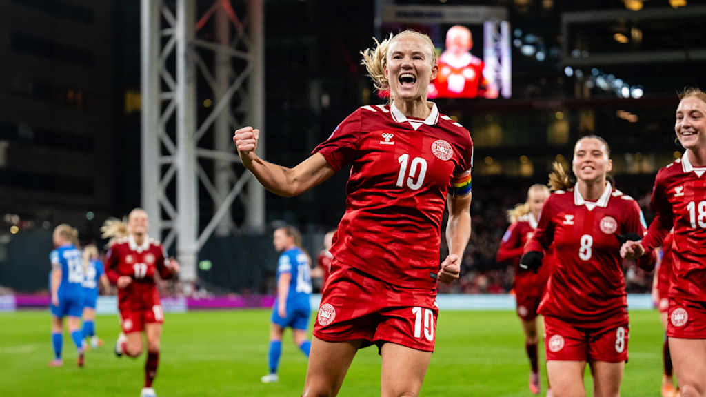 Pernille Harder jubelt als Kapitänin der dänischen Nationalmannschaft.