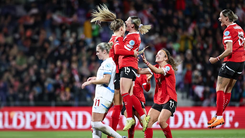 Maria Plattner jubelt mit ihren Teamkolleginnen.