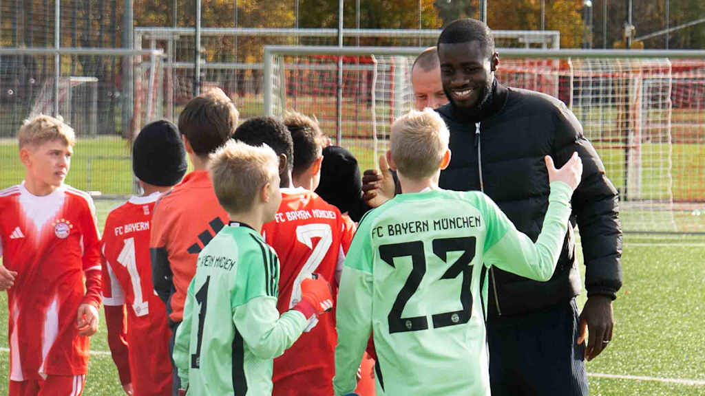 Dayot Upamecano begrüßt die Kinder auf dem Campus
