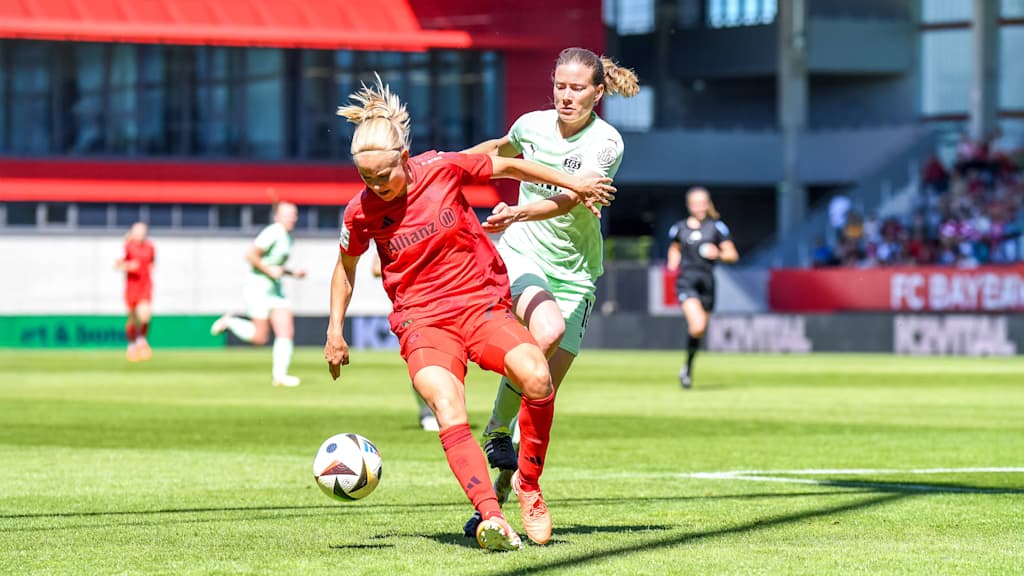 Pernille Harder führt einen Zweikampf mit Essens Lena Ostermeier.