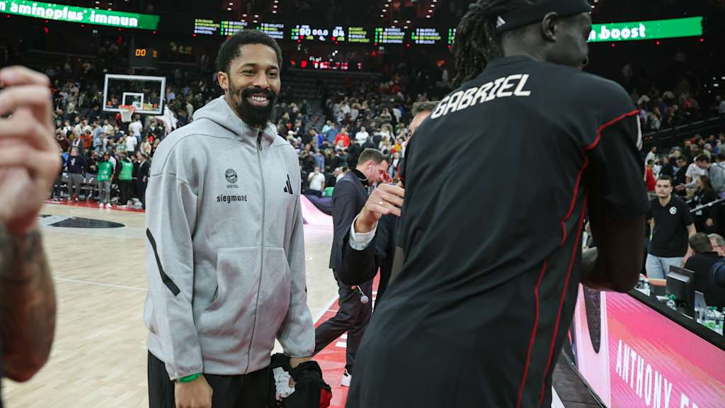 Dinwiddie traf gestern Abend nach dem Spiel gegen Madrid das erste Mal auf seine neuen Teamkollegen