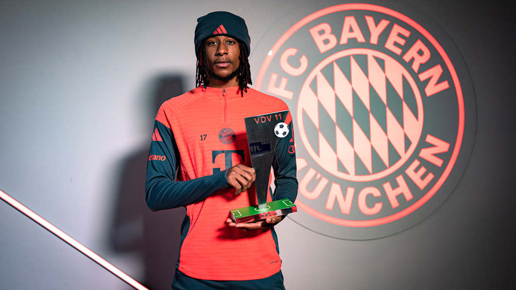 Michael Olise mit der Auszeichnung der VDV