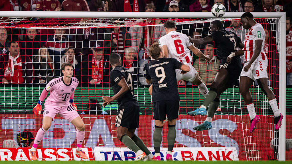Ragnar Ache erzielt das Tor zum 1:0 im DFB-Pokal-Spiel des FC Bayern beim 1. FC Köln.