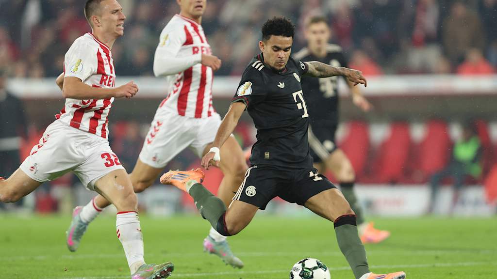 Luis Diaz schießt neben das Tor im DFB-Pokal-Spiel des FC Bayern beim 1. FC Köln.