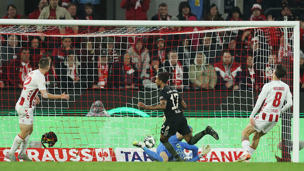 Michael Olise erzielt sein Tor zum 4:1 im DFB-Pokal-Spiel des FC Bayern beim 1. FC Köln.