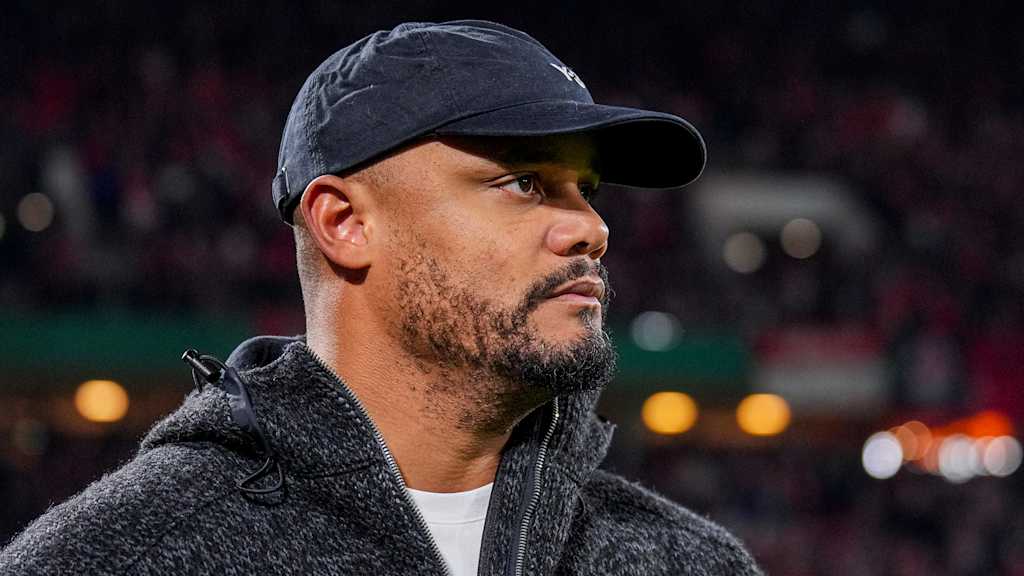 Trainer Vincent Kompany während des DFB-Pokal-Spiels des FC Bayern beim 1. FC Köln.