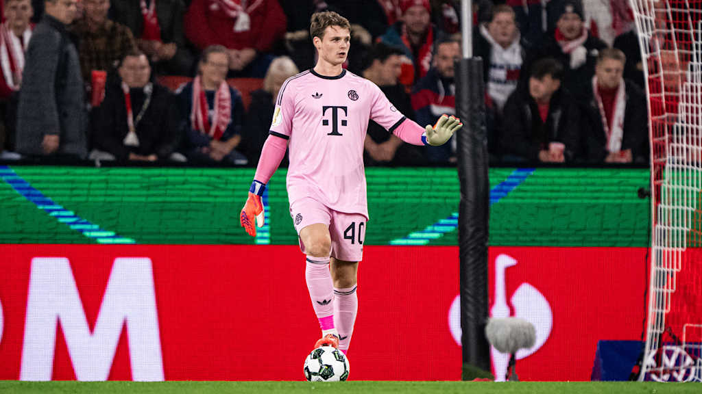 Jonas Urbig am Ball im DFB-Pokal-Spiel des FC Bayern beim 1. FC Köln.