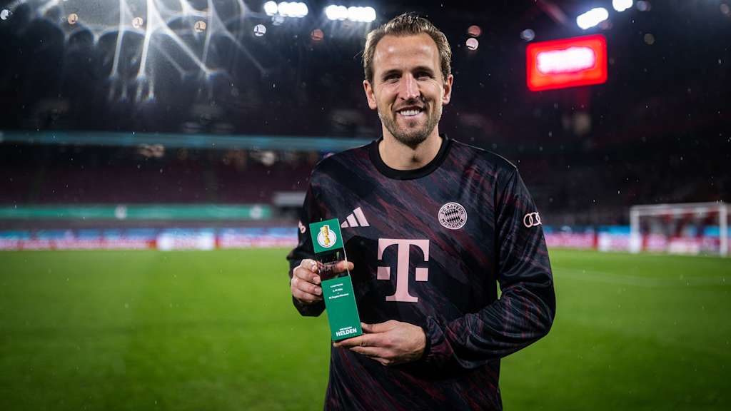 Harry Kane mit der Man of the Match Trophäe nach dem Spiel in Köln