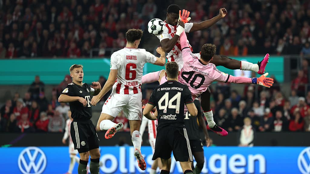 Jonas Urbig pariert den Ball im DFB-Pokal-Spiel des FC Bayern beim 1. FC Köln.