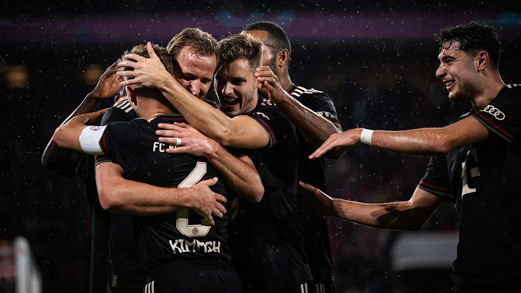 Joshua Kimmich, Harry Kane und Josip Stanisic bejubeln ein Tor  im DFB-Pokal-Spiel des FC Bayern beim 1. FC Köln.