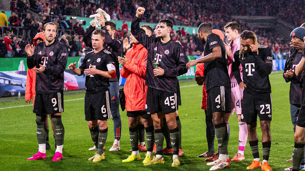 Die Mannschaft des FC Bayern jubelt nach dem  DFB-Pokal-Spiel beim 1. FC Köln mit den Fans..