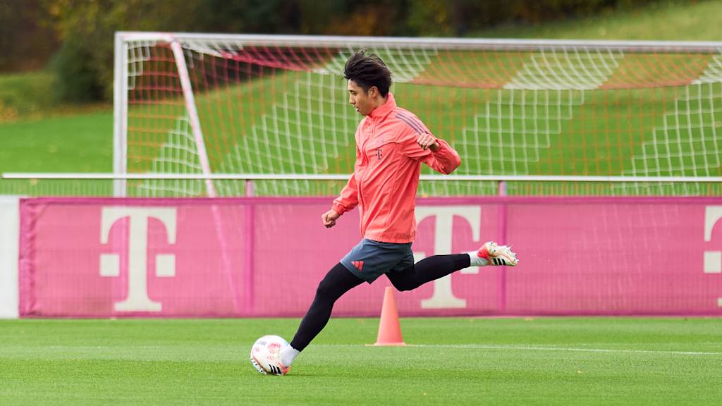 Hiroki Ito schießt einen Ball im Training des FC Bayern