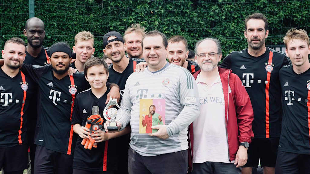 Tournament with Bayern fans from 2021 (Olivier third from right, Bernard fifth from right in goalkeeper jersey)