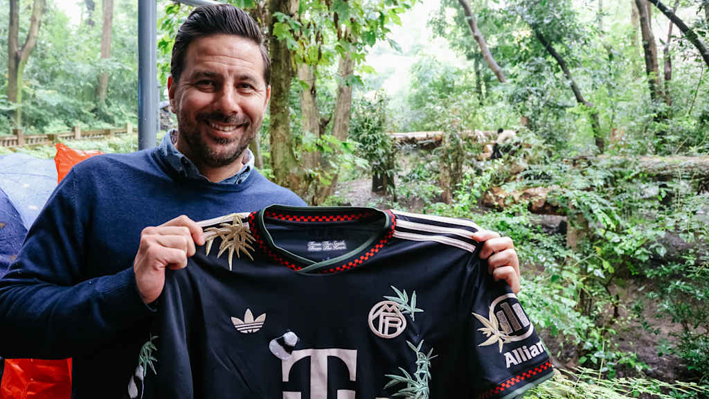 Claudio Pizarro im Panda Park