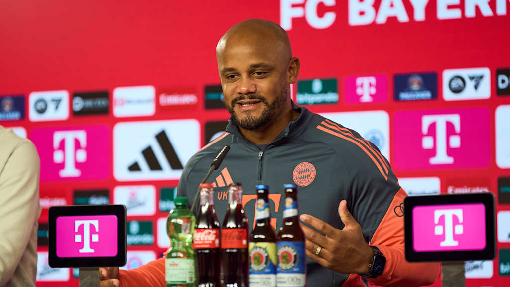Vincent Kompany beobachtet das Training des FC Bayern