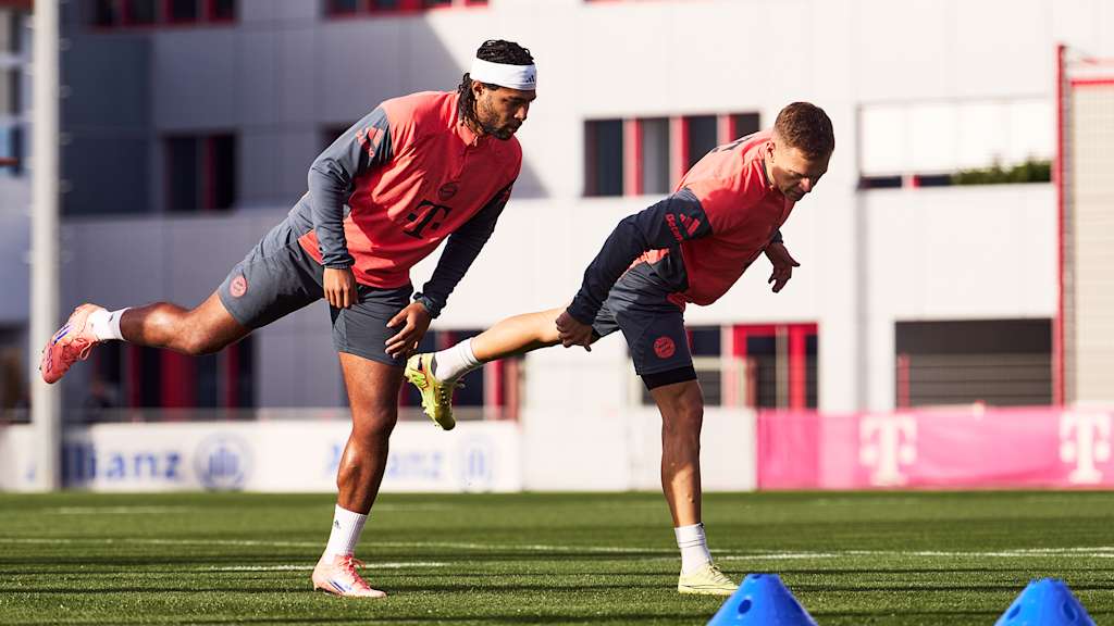 Serge Gnabry und Joshua Kimmich bei Stabilitätsübungen im Abschlusstraining des FC Bayern vor dem Bundesliga-Spiel gegen Bayer 04 Leverkusen