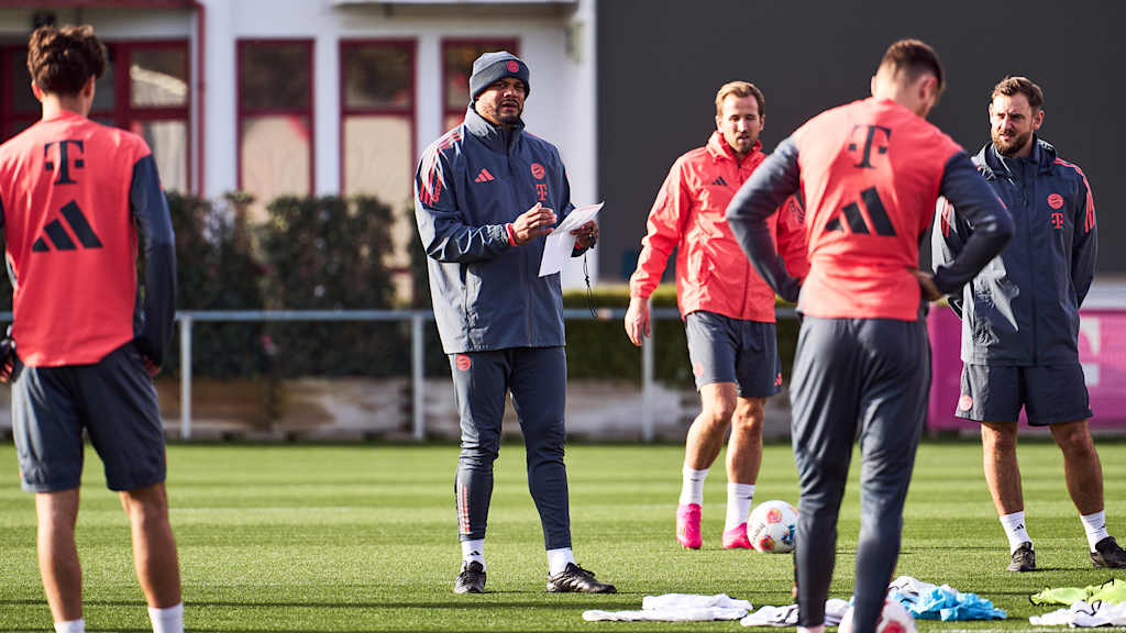 Vincent Kompany gibt Anweisungen im Abschlusstraining des FC Bayern vor dem Bundesliga-Spiel gegen Bayer 04 Leverkusen