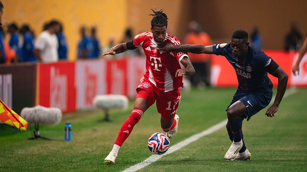 Michael Olise und Nuno Mendes im Zweikampf im im Klub-WM-Spiel zwischen dem FC Bayern und Paris Saint-Germain