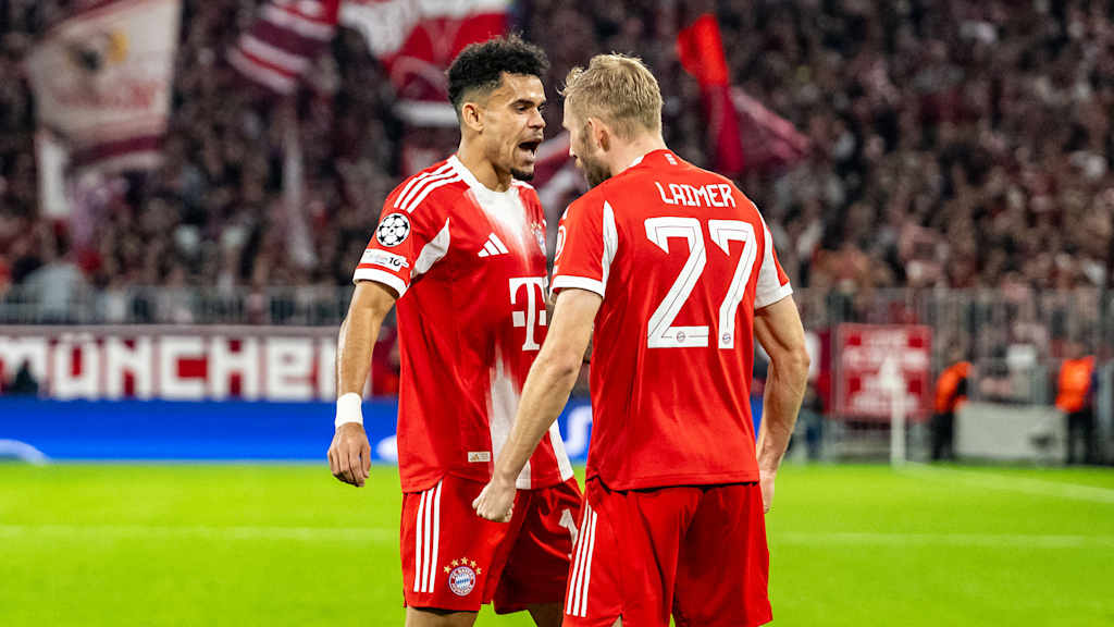 Luis Diaz und Konrad Laimer bejubeln ein Tor im Champions League-Spiel des FC Bayern gegen Club Brügge.