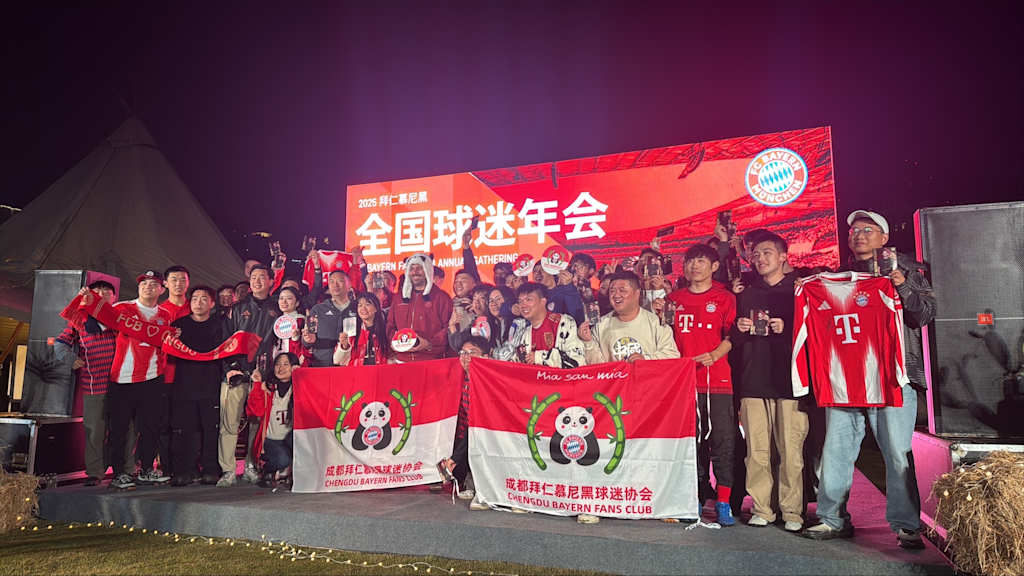 Claudio Pizarro mit Pandahat beim Fan Gathering Chengdu