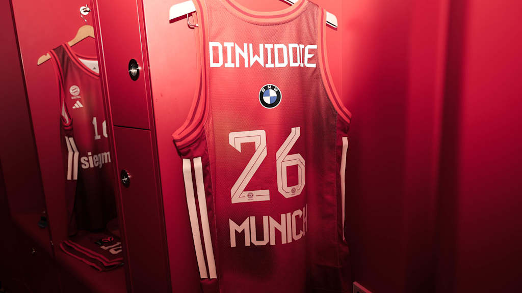 Rotes Trikot mit der 26 von Spencer Dinwiddie