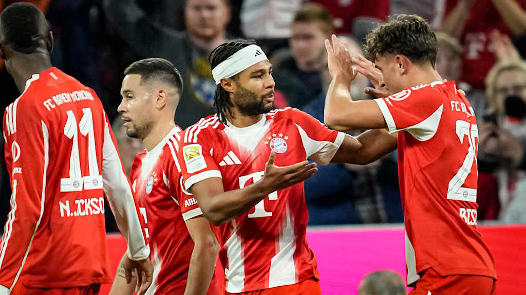 Serge Gnabry und Tom Bischof bejubeln den Treffer zum 1:0 während des Topspiels der Bundesliga des FC Bayern gegen Bayer 04 Leverkusen