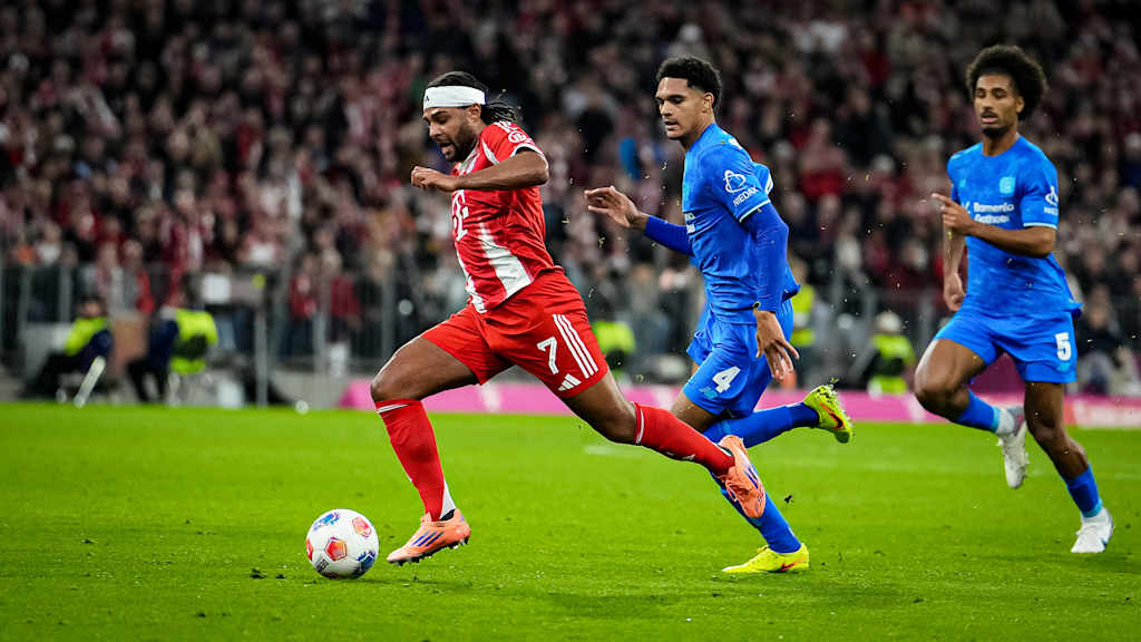 Serge Gnabry mit Ball am Fuß während des Topspiels der Bundesliga des FC Bayern gegen Bayer 04 Leverkusen