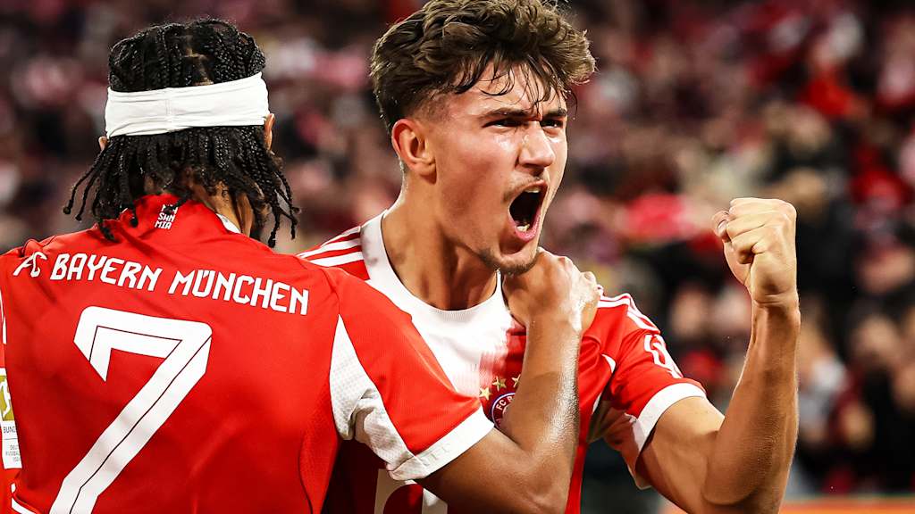 Tom Bischof streckt die Faust in die Luft während des Topspiels der Bundesliga des FC Bayern gegen Bayer 04 Leverkusen