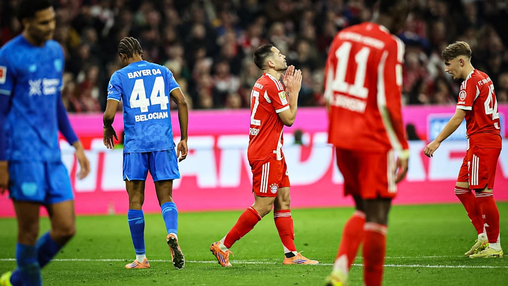 Raphaël Guerreiro ärgert sich über eine vergebene Torchance während des Topspiels der Bundesliga des FC Bayern gegen Bayer 04 Leverkusen