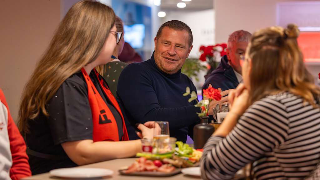 Max Eberl at breakfast with FC Bayern members