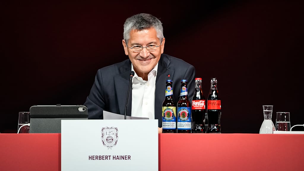 Herbert Hainer auf der Jahreshauptversammlung des FC Bayern München eV im BMW Park