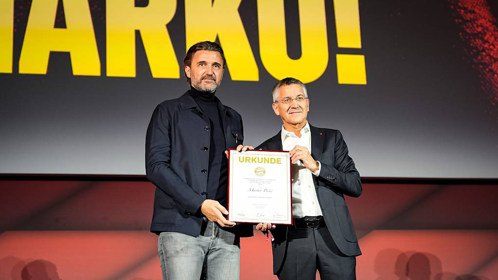 Marko Pešić und Herbert Hainer mit Urkunde auf der Jahreshauptversammlung des FC Bayern München eV im BMW Park