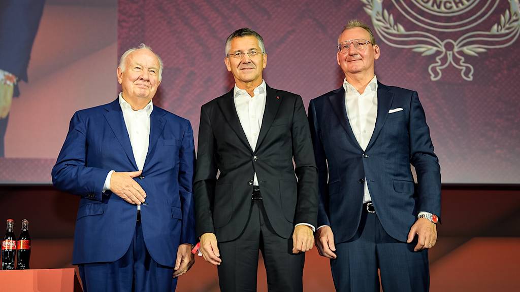 Walter Mennekes, Herbert Hainer und Prof. Dr. Dieter Mayer auf der Jahreshauptversammlung des FC Bayern München eV im BMW Park