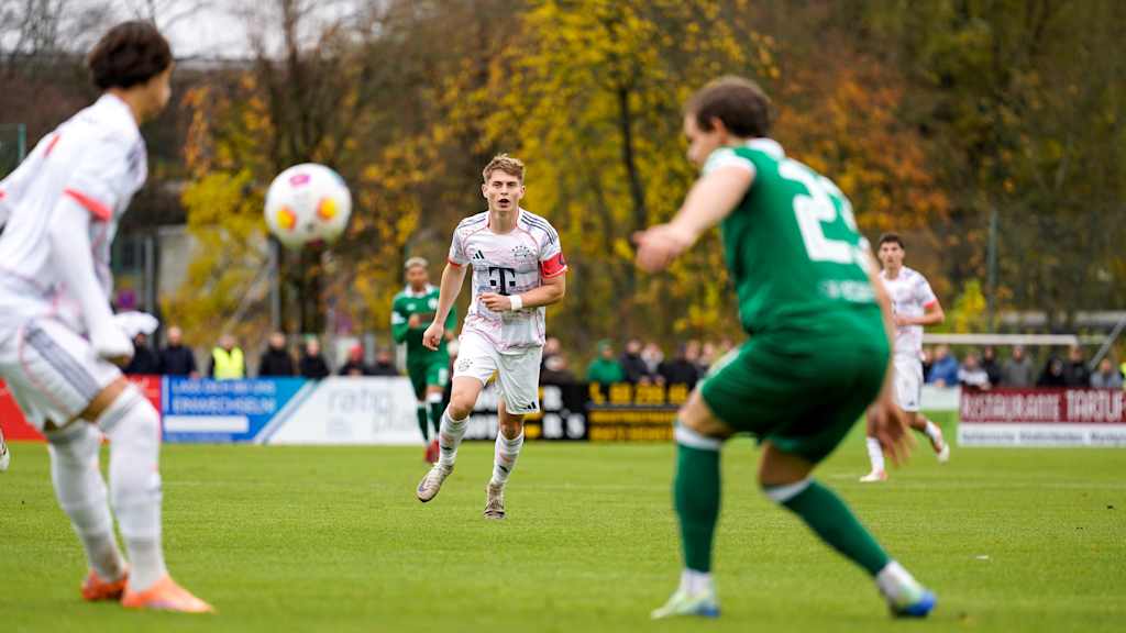 Anton Heinz schaut einem Ball hinterher.