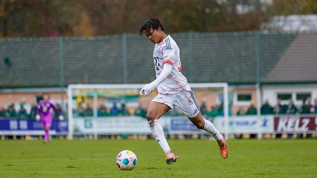 Julien Yanda führt den Ball am Fuß.