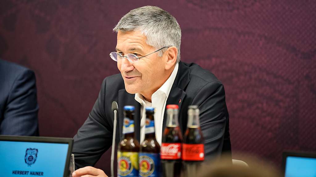 Herbert Hainer auf der Pressekonferenz nach der Jahreshauptversammlung des FC Bayern München eV im BMW Park