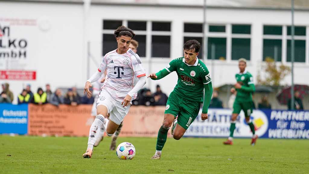Adin Licina führt den Ball am Fuß.