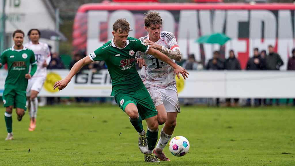 Guido Della Rovere führt einen Zweikampf im Spiel gegen Eichstätt.