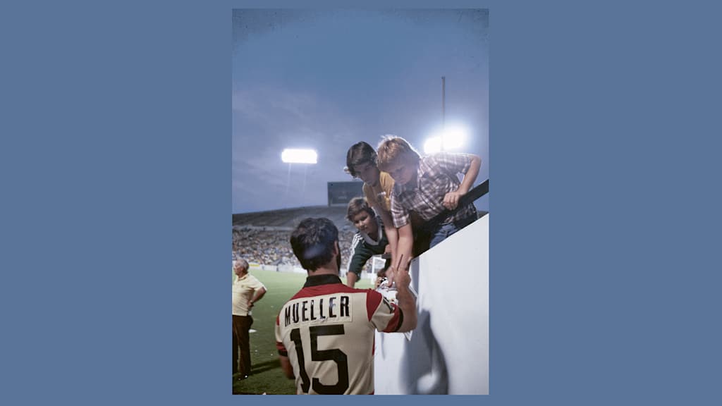 Gerd Müller war auch in den USA ein Top-Star. Nach einem Spiel verteilt er Unterschriften an die Fans.