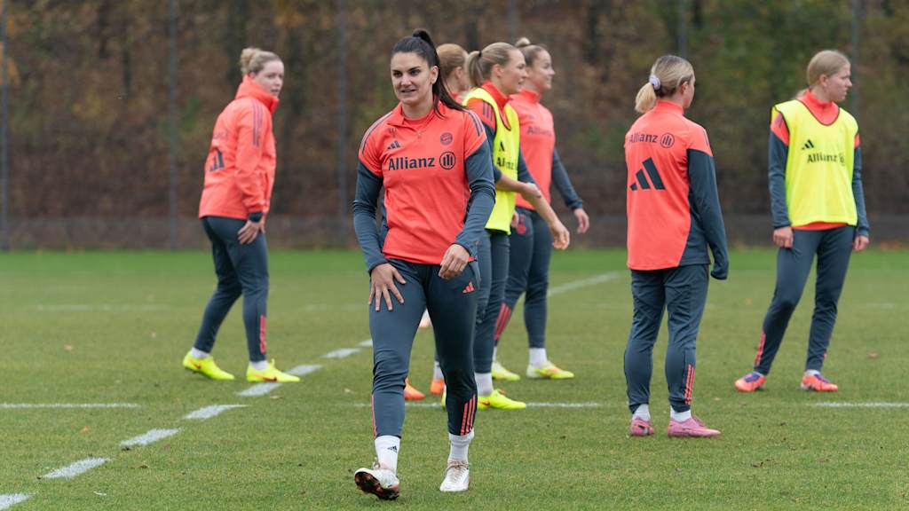 Jovana Damnjanović lächelt während einer Trainingseinheit der FC Bayern Frauen.