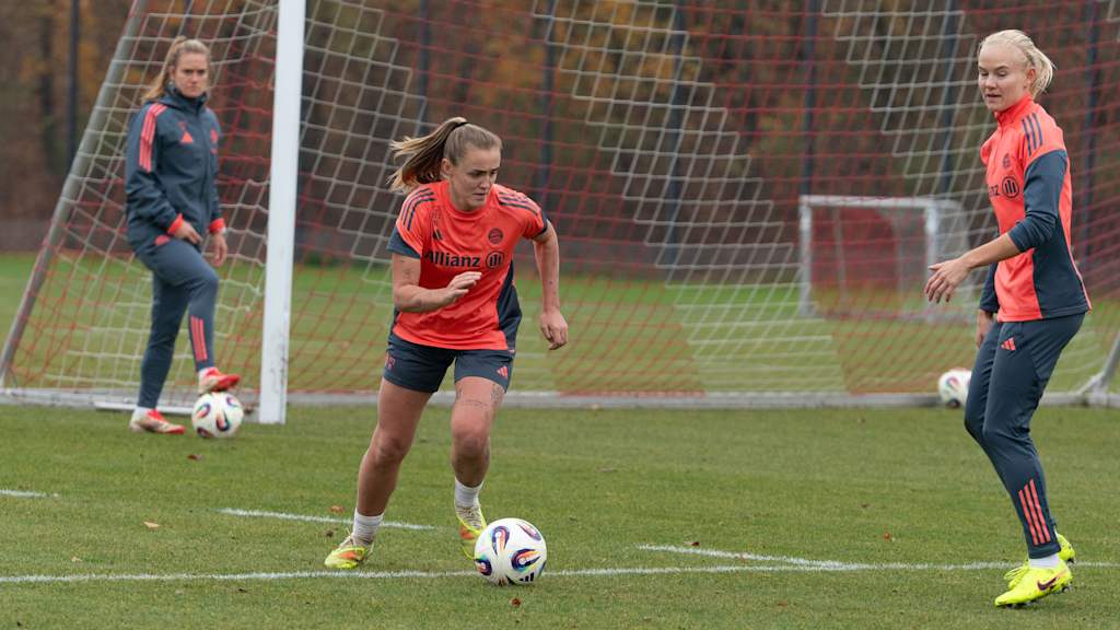 Georgia Stanway führt während eines Trainings den Ball am Fuß.