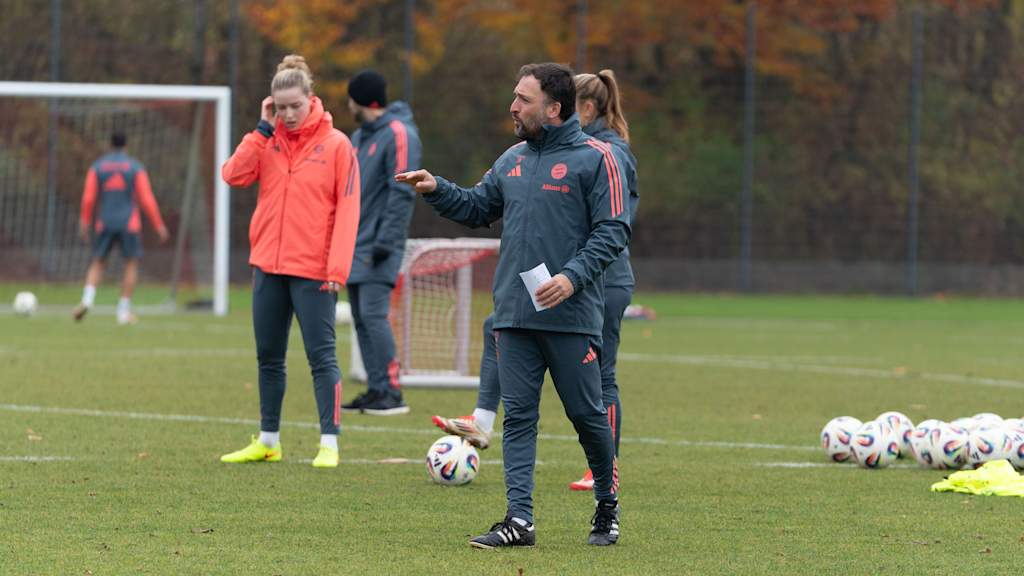José Barcala gibt während einer Trainingseinheit Anweisungen.
