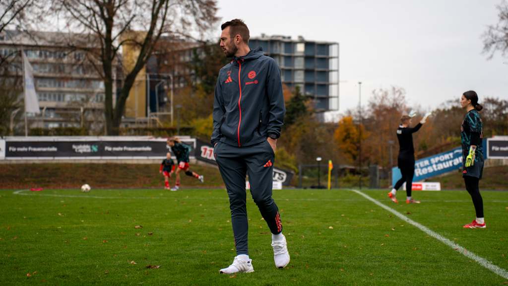 FCB-Frauen II Coach Jérôme Reisacher an der Seitenlinie.