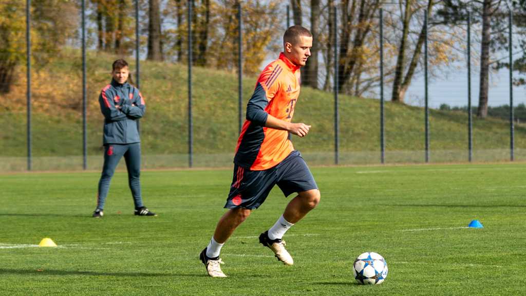Yll Gashi führt den Ball am Fuß.