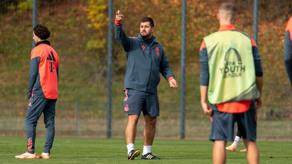 Peter Gaydarov erklärt im Training der FC Bayern U19.