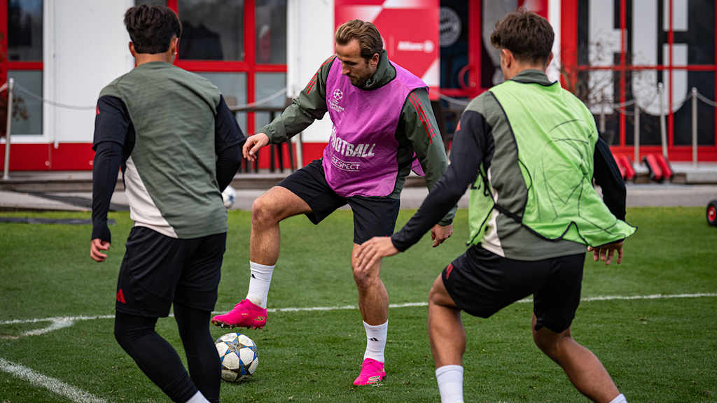Harry Kane dribbelt mit dem Ball Abschlusstraining des FC Bayern vor dem Champions League-Spiel gegen Paris Saint-Germain.